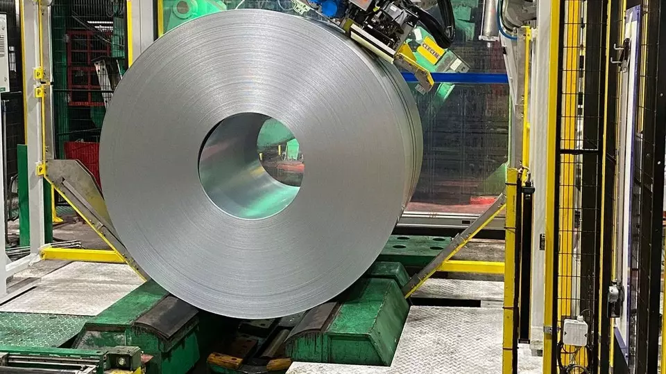 Strapping robot for safe and efficient packaging